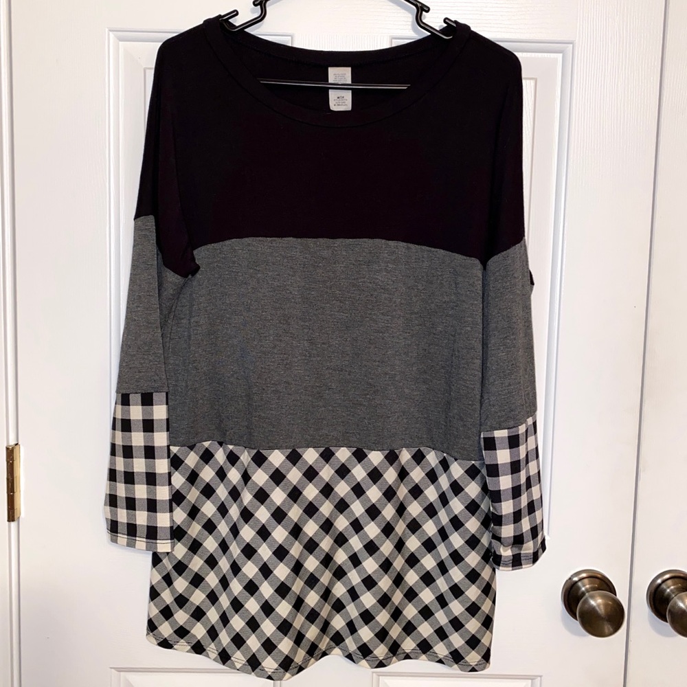 Black and gray quarter sleeve tunic top